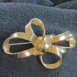 Elegant Gold-Tone Ribbon Brooch
